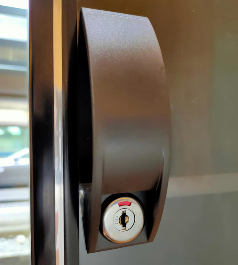 收藏家電子防潮箱鑰匙孔與鑰匙碼，已上鎖時顯示