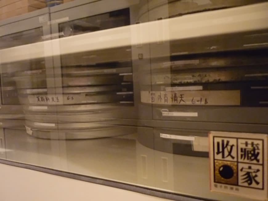收藏家防潮櫃保存了所有學習中拍攝的電影母帶裡創意的結晶