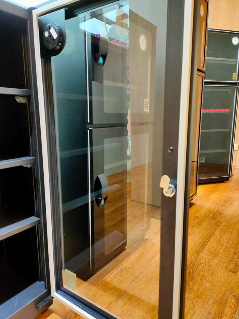 收藏家電子防潮箱－透明玻璃門採用強化材質